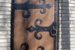 thumbs 8 Medinės durys su metalo ornamentais